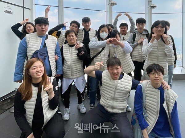 LIG넥스원, 롯데월드 전체대관 행사에 채용 예정 장애인 초대 대문사진