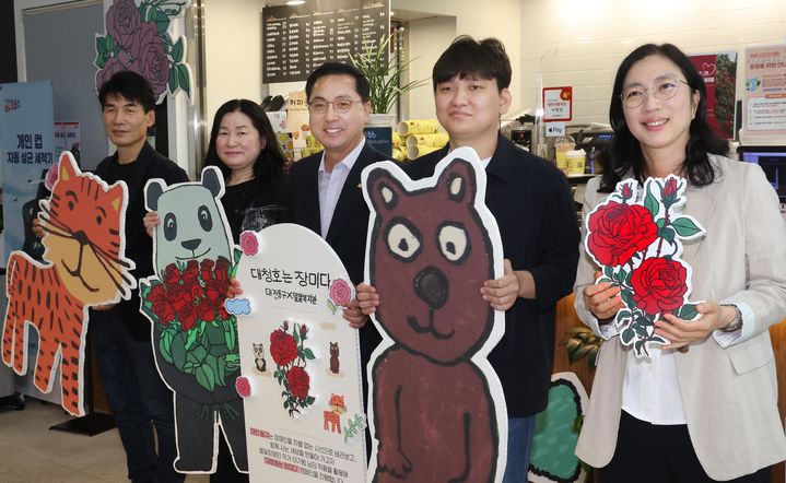 대전 동구청사에 '대청호 장미 깜짝카페'…28일까지 운영 대문사진